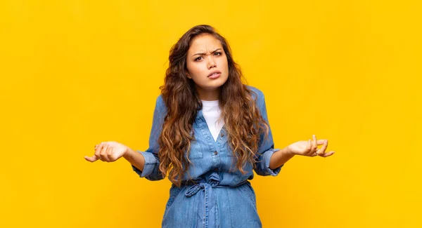 Mujer Sintiéndose Despistada Confundida Sin Saber Qué Opción Elegir Preguntándose — Foto de Stock