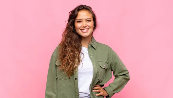 Kvinna Ler Glatt Med Hand Höften Och Säker Positiv Stolt — Stockfoto