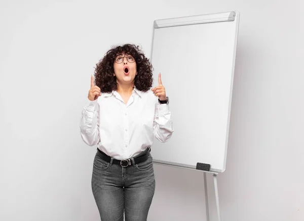 Frau Sieht Schockiert Erstaunt Und Mit Offenem Mund Aus Und — Stockfoto