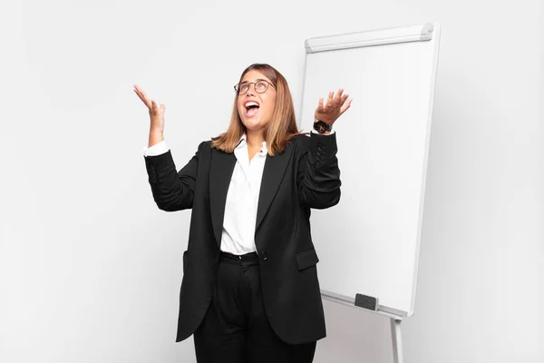 Frau Die Sich Glücklich Erstaunt Glücklich Und Überrascht Fühlt Und — Stockfoto