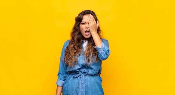 Mujer Que Parece Soñolienta Aburrida Bostezando Con Dolor Cabeza Una — Foto de Stock