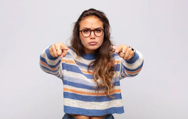 Mulher Apontando Para Frente Para Câmera Com Dois Dedos Expressão — Fotografia de Stock