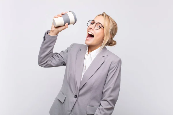 Jong Mooi Blond Vrouw Met Een Take Away Koffie — Stockfoto