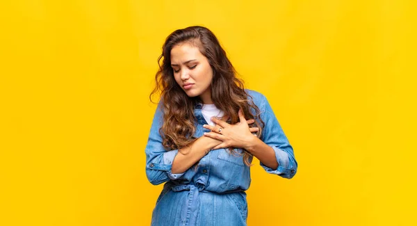 Mujer Que Triste Herida Con Corazón Roto Sosteniendo Ambas Manos — Foto de Stock
