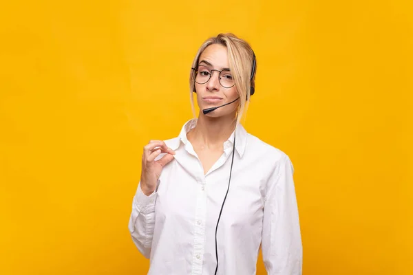 Ung Kvinna Telemarketer Ser Arrogant Framgångsrik Positiv Och Stolt Pekar — Stockfoto