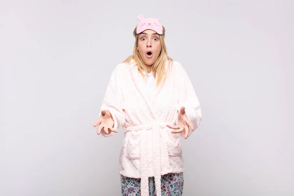Joven Mujer Guapa Vistiendo Pijamas Sintiéndose Extremadamente Conmocionada Sorprendida Ansiosa — Foto de Stock