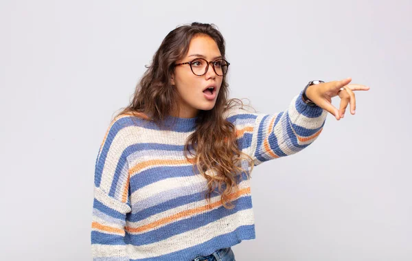 Frau Ist Schockiert Und Überrascht Zeigt Ehrfürchtig Nach Oben Und — Stockfoto