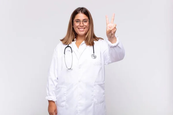 Jovem Médico Sorrindo Olhando Feliz Despreocupado Positivo Gesticulando Vitória Paz — Fotografia de Stock