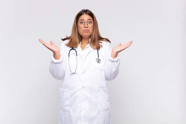 Ung Kvinna Läkare Känsla Förbryllad Och Förvirrad Tvivlar Viktning Eller — Stockfoto