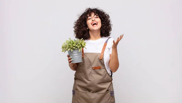 Tukang Kebun Wanita Muda Merasa Bahagia Terkejut Dan Ceria Tersenyum — Stok Foto