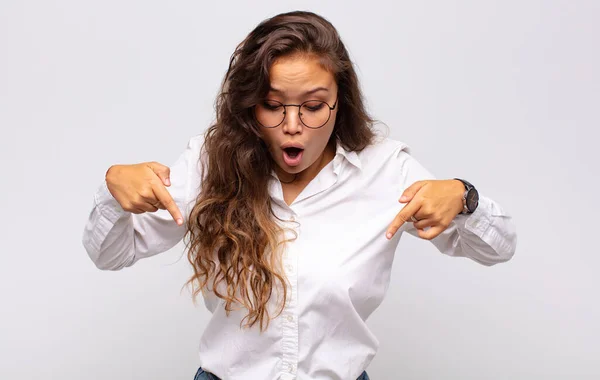 Frau Ist Schockiert Mit Offenem Mund Und Erstaunt Blickt Ungläubig — Stockfoto