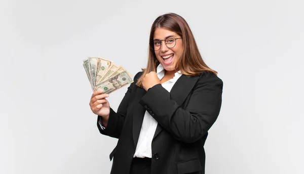 Mujer Joven Con Billetes Sintiéndose Feliz Positiva Exitosa Motivada Cuando —  Fotos de Stock