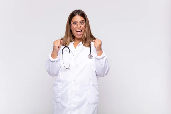 Ung Kvinna Läkare Känner Chockad Upphetsad Och Glad Skrattar Och — Stockfoto