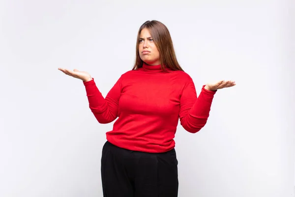 Giovane Donna Bionda Dall Aspetto Perplesso Confuso Stressato Chiedendosi Tra — Foto Stock