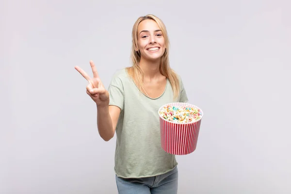 Mujer Joven Con Cubo Callos Pop Sonriendo Luciendo Feliz Despreocupada —  Fotos de Stock