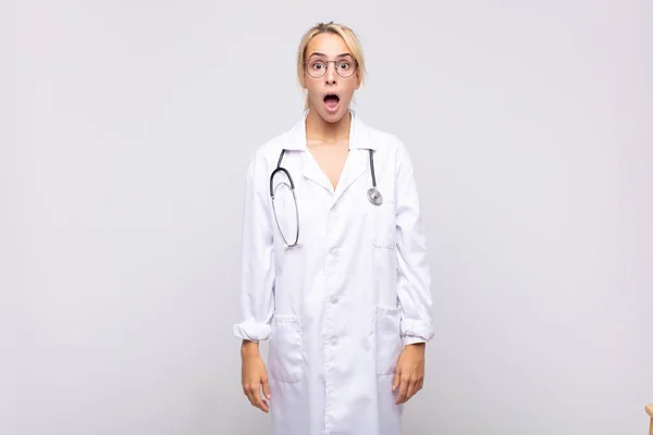 Genç Kadın Doktor Şok Olmuş Şaşırmış Görünüyor Ağzı Açık Bir — Stok fotoğraf