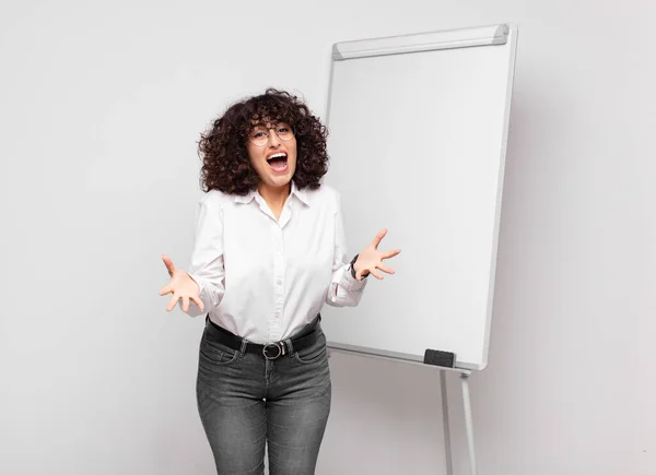 Kvinnan Känner Sig Lycklig Förvånad Lycklig Och Överraskad Som Att — Stockfoto