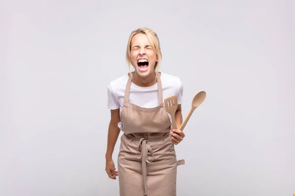 年轻女厨师大喊大叫 看上去非常生气 愤怒或恼怒 尖叫着不 — 图库照片