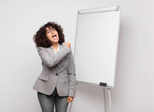 Vrouw Die Zich Gelukkig Positief Succesvol Voelt Gemotiveerd Wanneer Voor — Stockfoto