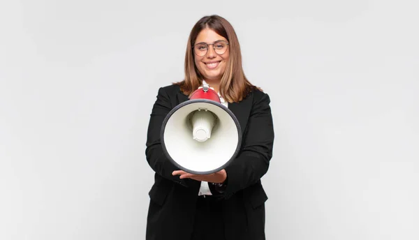 Mujer Joven Con Megáfono Sonriendo Felizmente Con Mirada Amistosa Segura — Foto de Stock