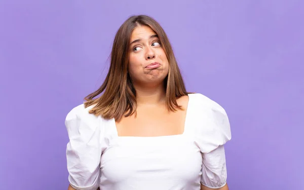 Giovane Donna Bionda Chiedendosi Pensando Pensieri Idee Felici Sognando Occhi — Foto Stock