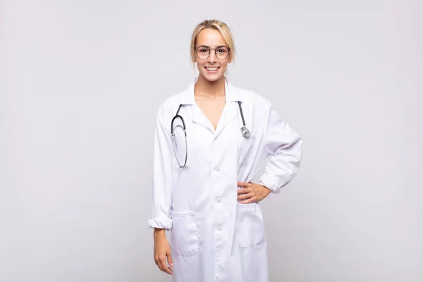 Jovem Médico Sorrindo Feliz Com Uma Mão Quadril Confiante Positivo — Fotografia de Stock