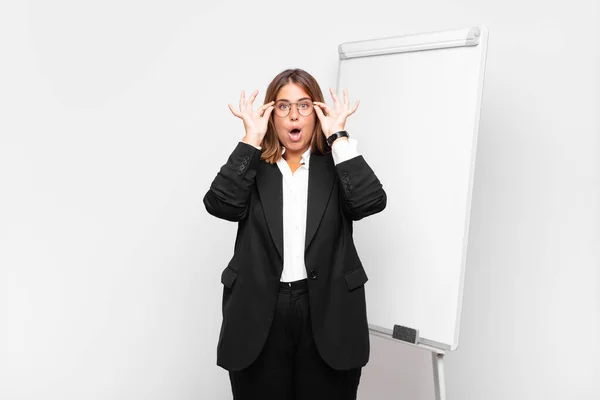 Mujer Sintiéndose Sorprendida Asombrada Sorprendida Sosteniendo Gafas Con Mirada Asombrada —  Fotos de Stock