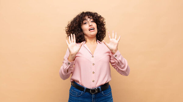 Женщина выглядит нервной, взволнованной и обеспокоенной, говоря, что это не моя вина, или я не делал этого