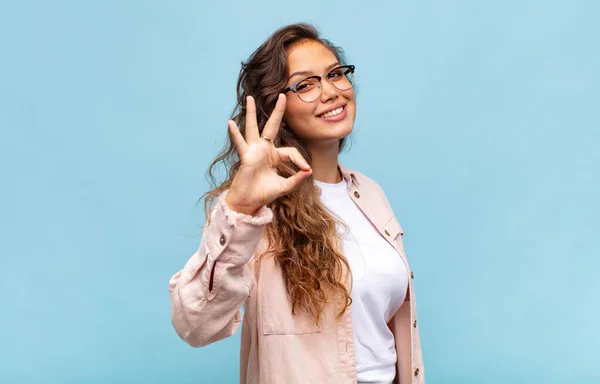 Mulher Sentindo Feliz Relaxado Satisfeito Mostrando Aprovação Com Gesto Sorrindo — Fotografia de Stock