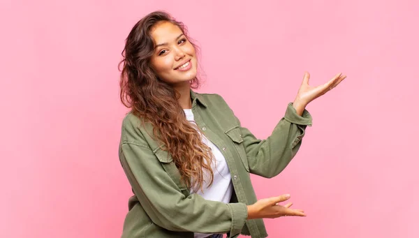 Mujer Sonriendo Con Orgullo Confianza Sintiéndose Feliz Satisfecha Mostrando Concepto —  Fotos de Stock