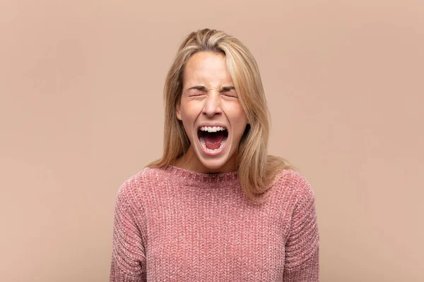 女性は積極的に叫び非常に怒っている 不満を持っている 激怒している またはいらいらしている 叫んでいない — ストック写真
