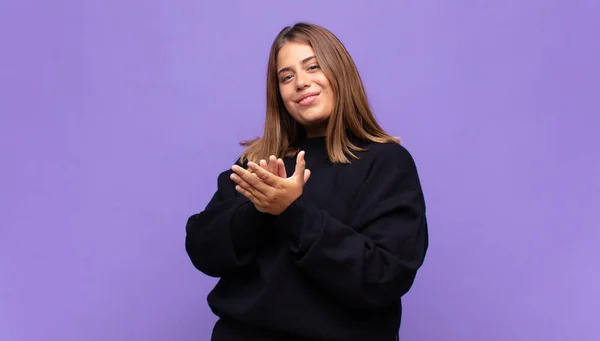 Joven Rubia Sintiéndose Feliz Exitosa Sonriendo Aplaudiendo Diciendo Felicitaciones Con — Foto de Stock