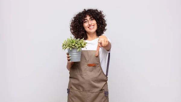 Νεαρή Κηπουρός Γυναίκα Δείχνει Κάμερα Ένα Ικανοποιημένο Αυτοπεποίθηση Φιλικό Χαμόγελο — Φωτογραφία Αρχείου