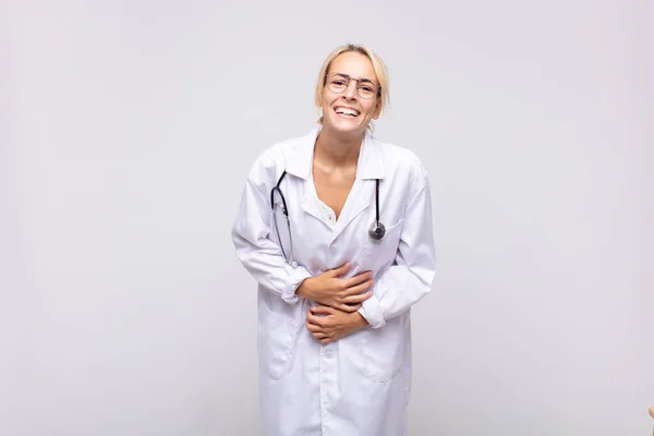 Joven Médico Riendo Voz Alta Alguna Broma Hilarante Sintiéndose Feliz —  Fotos de Stock