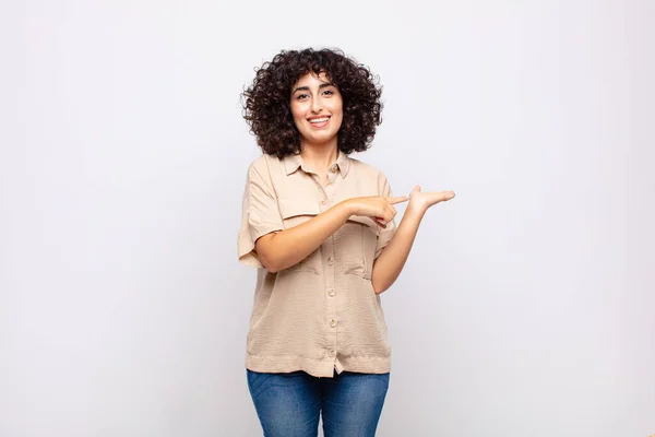 Kvinnan Ler Känner Sig Lycklig Bekymmerslös Och Nöjd Pekar Koncept — Stockfoto