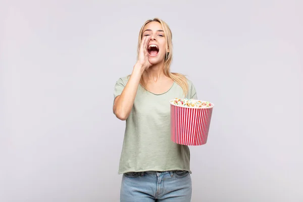 Young Woman Pop Corns Bucket Feeling Happy Excited Positive Giving — Stock Photo, Image