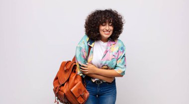 Kadın endişeli, hasta, hasta ve mutsuz hissediyor. Ağrılı bir mide ağrısı ya da grip.