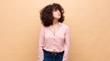 Endişeli, kafası karışık, budala bir kadın, kopya alanına bakıyor, şüphe ediyor.