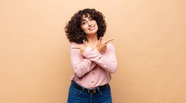 Kafası karışmış, kafası karışmış, güvensiz ve şüpheyle zıt yönlere bakan bir kadın.