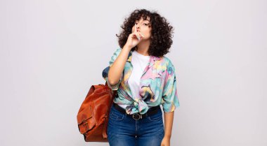 Kadın sessizlik ve sessizlik istiyor, parmaklarıyla ağzının önünde işaret ediyor, 