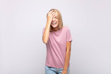 Kadın gülüyor ve alnına şaplak atıyor. Unuttum ya da aptalca bir hataydı.