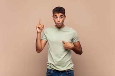  Gururlu ve şaşırmış hissediyorum, özgüvenimi gösteriyorum, kendimi başarılı hissediyorum.