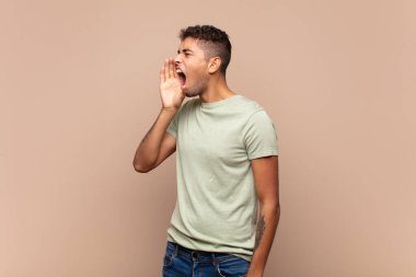  Yana uzayı kopyalamaları için öfkeyle ve yüksek sesle bağırıyordu.