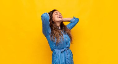 Gülümseyen ve rahat hisseden bir kadın, mutlu ve kaygısız, neşeli ve rahatlatıcı.