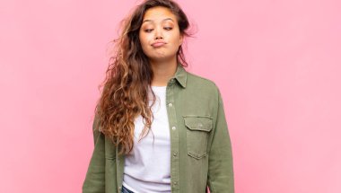 Gülünç ve komik görünen bir kadın. Şaşı bakışlı, şakacı ve şakacı.