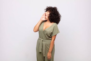 Kadın profil görüntüsü, mutlu ve heyecanlı görünüyor, bağırıyor ve kenarda yer kopyalamak için arıyor