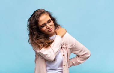 Kadın yorgun, stresli, endişeli, hayal kırıklığına uğramış ve depresyonda, sırtı ya da boynu ağrıyan