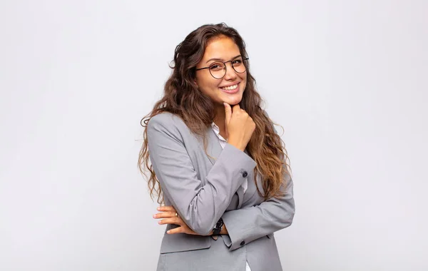 Mulher Sorrindo Curtindo Vida Sentindo Feliz Amigável Satisfeito Despreocupado Com — Fotografia de Stock