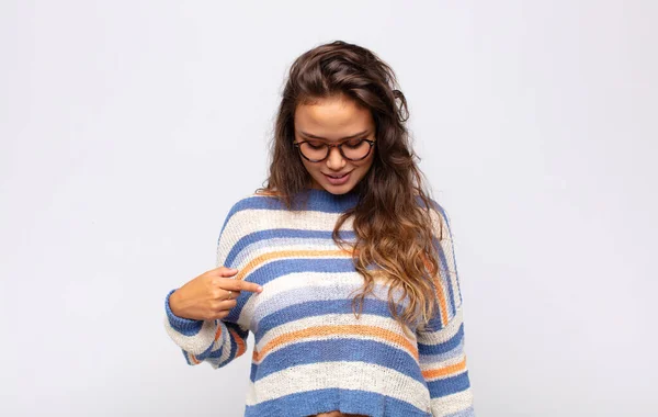 Mujer Sonriendo Alegre Casualmente Mirando Hacia Abajo Señalando Hacia Pecho — Foto de Stock