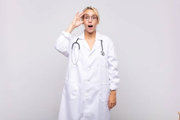 Joven Mujer Médico Buscando Feliz Asombrado Sorprendido Sonriendo Realizando Increíbles —  Fotos de Stock